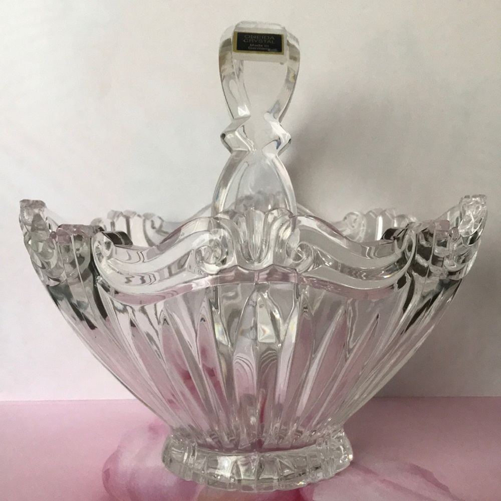 1996 Vintage Oneida Crystal bowl Basket spring lace